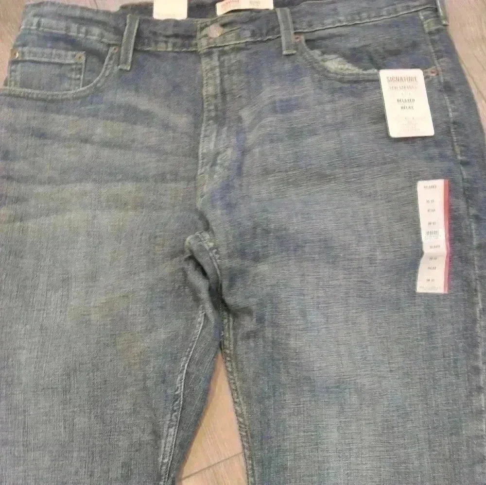 Levis - Picture 4 of 7